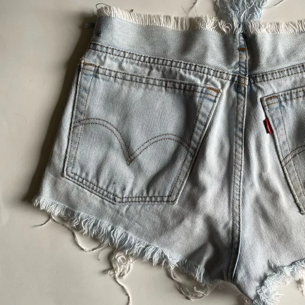LEVI’S | high rise distressed light denim cut off jean shorts 28
